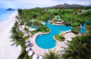 eine Luftansicht eines Resorts am Strand in der Unterkunft Hyatt Regency Hua Hin in Hua Hin