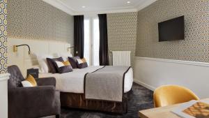 Postel nebo postele na pokoji v ubytování Hôtel le Royal Rive Gauche