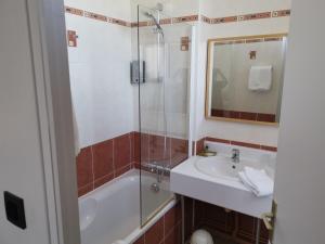 ein Badezimmer mit einer Dusche, einem Waschbecken und einer Badewanne in der Unterkunft Château Blanchard in Chazelles-sur-Lyon