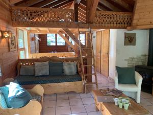 Zimmer mit Etagenbett und Leiter in der Unterkunft Chalet l'Atelier in Morzine