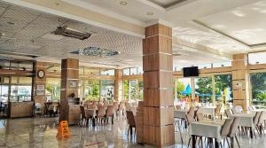 een eetkamer met tafels en stoelen in een restaurant bij Ceti̇n Presti̇ge Resort in Erdek