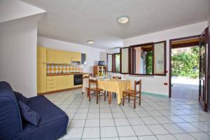A kitchen or kitchenette at L'Oasi di Ottiolu