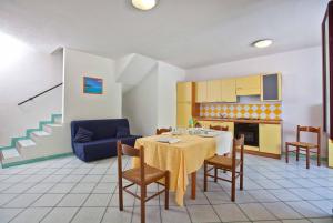 A kitchen or kitchenette at L'Oasi di Ottiolu