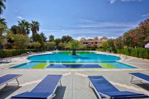 The swimming pool at or close to L'Oasi di Ottiolu