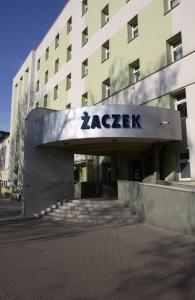 un edificio con un cartel en la parte delantera en Żaczek Hotele Studenckie, en Cracovia