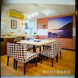 a dining room with a table and chairs at Non-profit bee home in Keelung