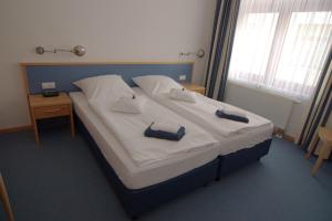 Ein Bett oder Betten in einem Zimmer der Unterkunft Gästehaus Germania