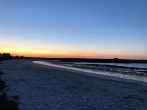 フレーザーバラにあるThe Davron Hotelの遠くに夕日が沈むビーチ