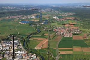 una vista aérea de una ciudad con campos y casas en Pensionszimmer Ziaglhidde en Kiebingen