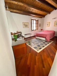 een slaapkamer met een bed en een tafel in een kamer bij Residenza Eos in Siracusa