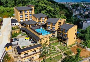 博卡拉的住宿－Bar Peepal Resort，享有带游泳池的房屋的空中景致