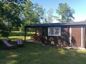 a small shed with a table and chairs in a yard at Jaagu majad in Suuremõisa