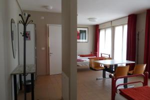 una habitación con mesa y sillas y un dormitorio en Ostello Torino, en Turín