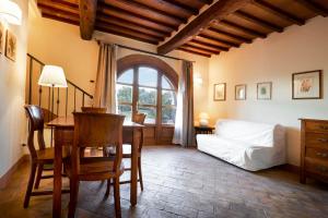 a bedroom with a table and a bed and a window at Agriturismo Podere Casato in Castelnuovo Berardenga