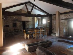 A seating area at Os NOVOS