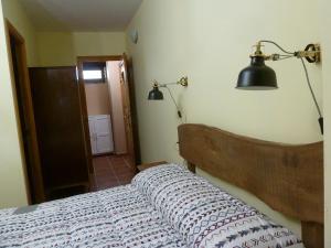 A bed or beds in a room at Os NOVOS