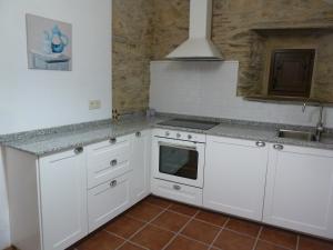 A kitchen or kitchenette at Os NOVOS