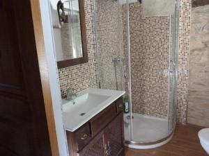 A bathroom at Os NOVOS