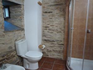 A bathroom at Os NOVOS