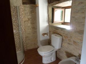 A bathroom at Os NOVOS