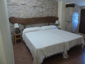 A bed or beds in a room at Os NOVOS