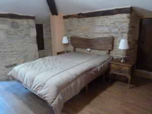 A bed or beds in a room at Os NOVOS