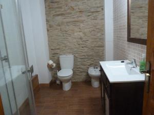 A bathroom at Os NOVOS