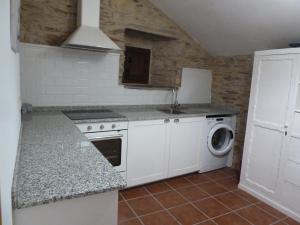 A kitchen or kitchenette at Os NOVOS