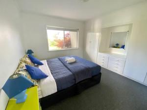 A bed or beds in a room at Leisure-Lee Holiday Apartments