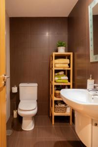 een badkamer met een wit toilet en een wastafel bij El Rincón de la Villa by Asturias Holidays in Noreña