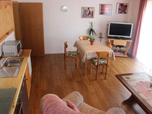 uma sala de estar com uma mesa e uma cozinha em Ferienwohnung Haus Wannenberg em Tengen