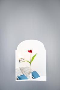
a white vase with flowers on a white table at Positano Art Hotel Pasitea in Positano
