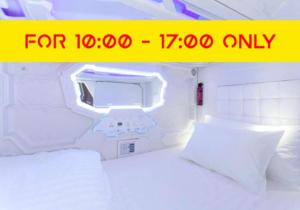 Ein Bett oder Betten in einem Zimmer der Unterkunft Avagard Capsule Hotel - Suvarnabhumi Airport