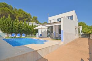 una villa con piscina y una casa en Villa Domus, en Son Serra de Marina