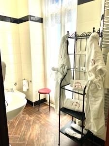 y baño con lavabo y toallero con toallas. en Villa Pallotta Luxury B&B, en Cerignola