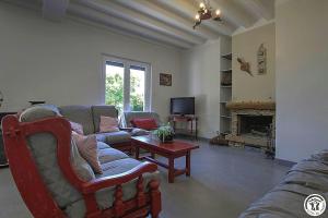- un salon avec un canapé et une cheminée dans l'établissement La maison du Bonheur, à Saint-Bernard