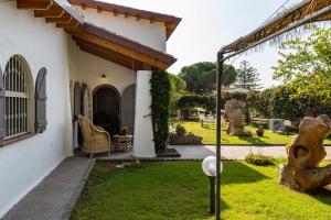 a white house with a garden and a lawn at Casa Stella Di Madel in Flumini di Quartu