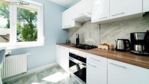 Kuchnia lub aneks kuchenny w obiekcie Wonder Home - Apartamenty w cichej i zielonej części Karpacza - z miejscem na grilla i parkingiem