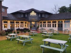 Minworth墨鱼桥酒店 - NEC /伯明翰机场 的一组野餐桌在建筑前