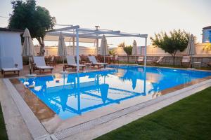The swimming pool at or close to Gobene Alacati