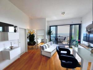 een woonkamer met een bank en een tafel bij Lux -Luxury Sea and Mountains View Apartment-NEW in Koper