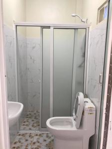 Een badkamer bij Manel Guesthouse and Restaurant