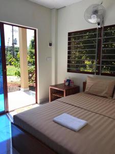 Un dormitorio con una cama grande y una ventana en Manel Guesthouse and Restaurant, en Sen Monorom