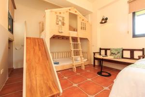 Una cama o camas en una habitación de 新斑鳩小鎮親子民宿 10-28人可來電包棟