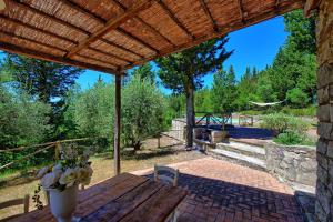 A garden outside Casa Fioraie by PosarelliVillas