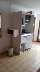 uma cozinha branca com um balcão e um lavatório em Gemütliche wohnung em Bühl