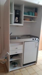 uma cozinha com um lavatório e um armário em Gemütliche wohnung em Bühl