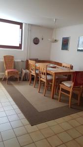 een eetkamer met een houten tafel en stoelen bij Gemütliche wohnung in Bühl
