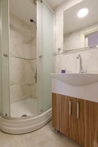 een badkamer met een wastafel en een douche bij Hayalbaz in Izmir