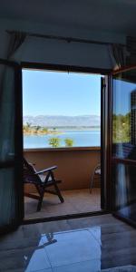 ニンにあるSeaview Holiday Apartments, Ventura Ninの窓から海の景色を望む客室です。